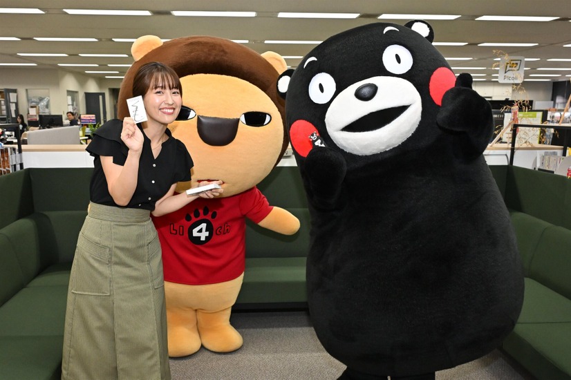お互いの名刺を持つ山崎香佳アナウンサー(左)とくまモン(右)、おとなしく待機するらいよんチャン(中央)©2010 熊本県くまモン©MBS