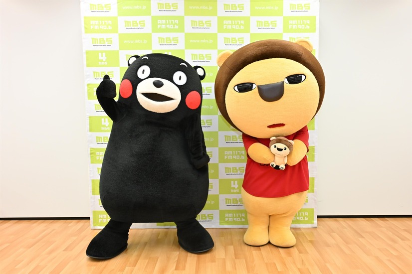 サムズアップするくまモン(左)、らじおんチャンのぬいぐるみを抱えるらいよんチャン(右)©2010 熊本県くまモン©MBS