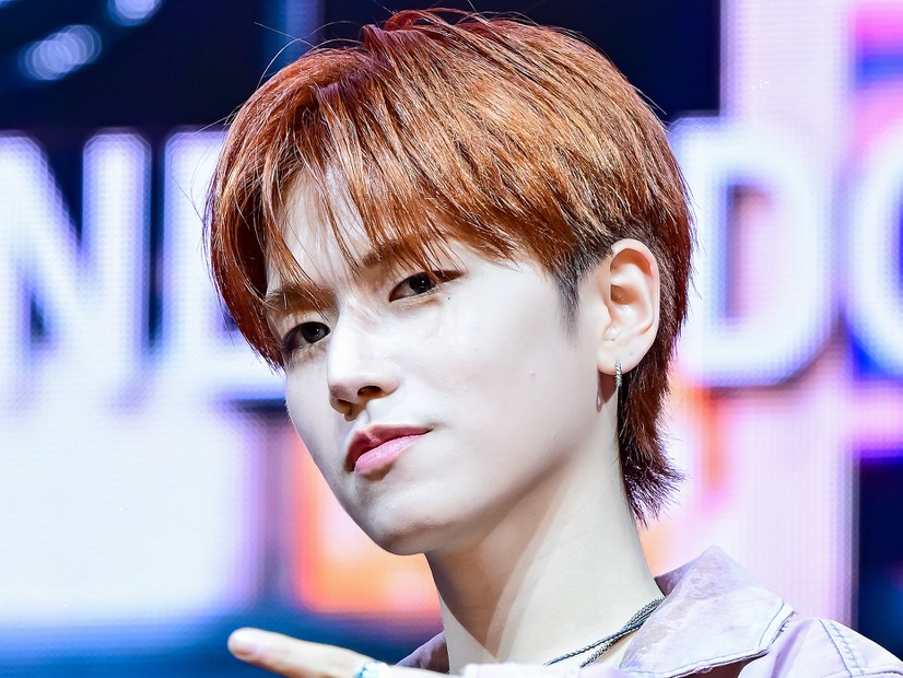 BOYNEXTDOOR・リウ、鮮やかな“オレンジヘア”で雑誌表紙に登場！愛犬との癒しカットも公開【PHOTO】