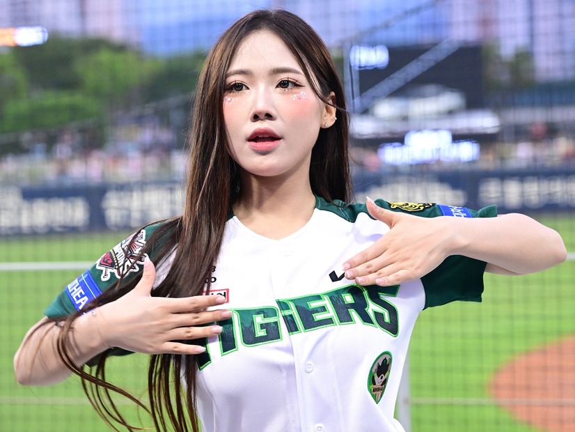 衣装がはち切れそう…韓国プロ野球の19歳チア、ぴたぴたユニホーム姿でファン魅了「最高ですね！」【PHOTO】