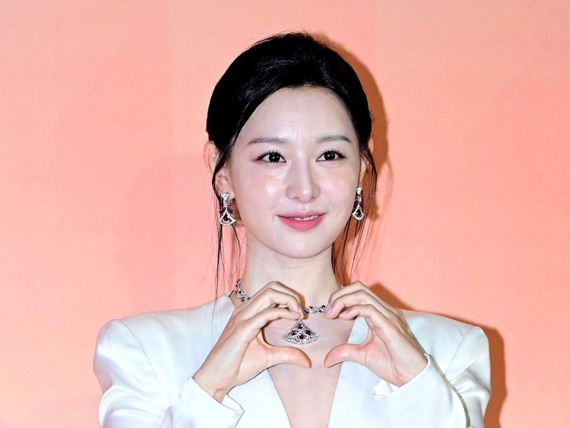 『涙の女王』女優キム・ジウォン、胸元の存在感引き立つ豪華なドレス姿！輝かしい美貌に惚れ惚れ【PHOTO】