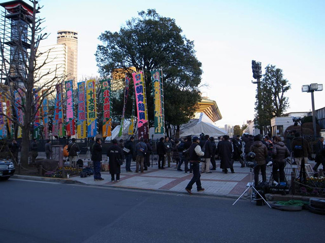 突然の引退表明で国技館に押し寄せる取材陣