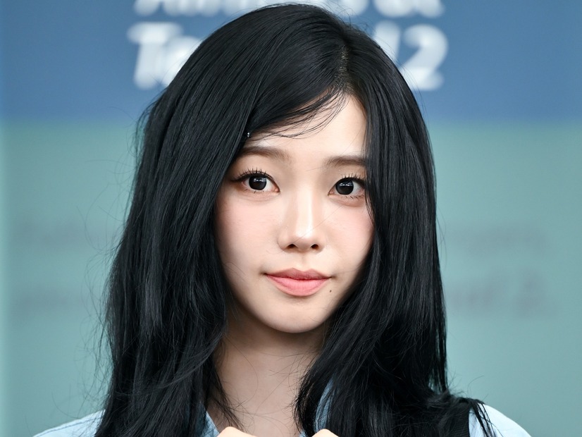 aespa・カリナ、“無欠点美貌”に視線集中！小顔際立つ爽やかルックでミラノに出国【PHOTO】
