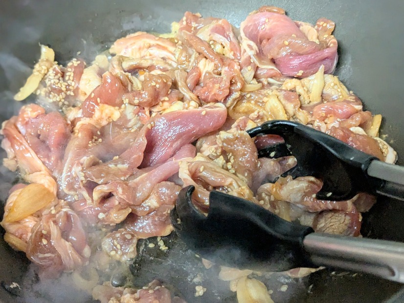 スタミナ丼の具は焼いて食べる　撮影＠渡邉
