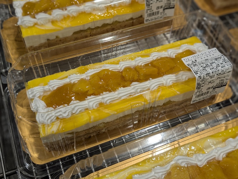マンゴークランチヨーグルトケーキが陳列されたスイーツコーナー　撮影＠渡邉