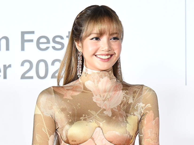 BLACKPINK・リサ、胸元の線がくっきり…ぴっちりドレス着た圧巻美貌！渦中の坂口健太郎との姿も【PHOTO】