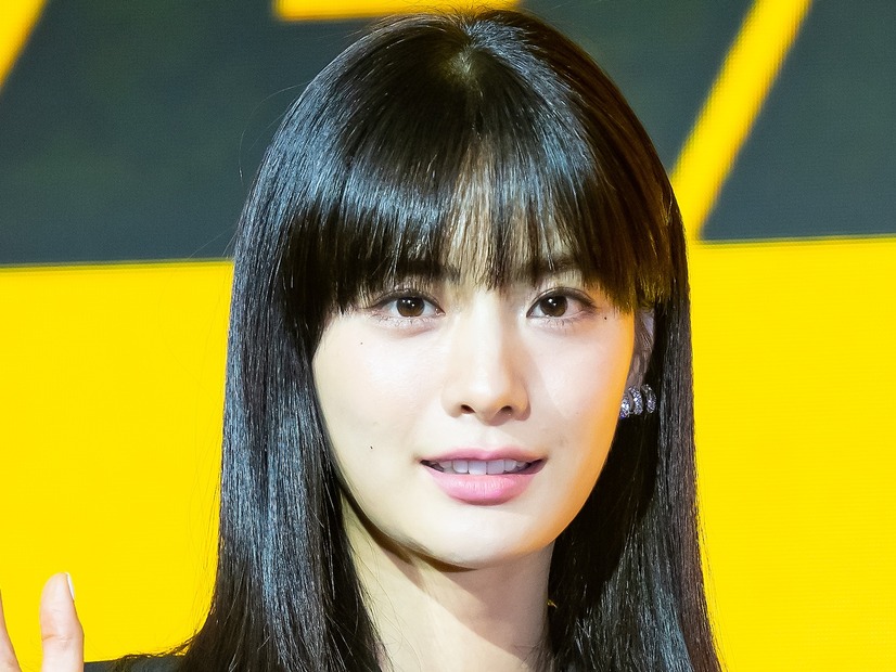 「バカみたい」と消したはずの“全身タトゥー”も…ナナ、未公開カットで見せた大胆スイムウェア姿