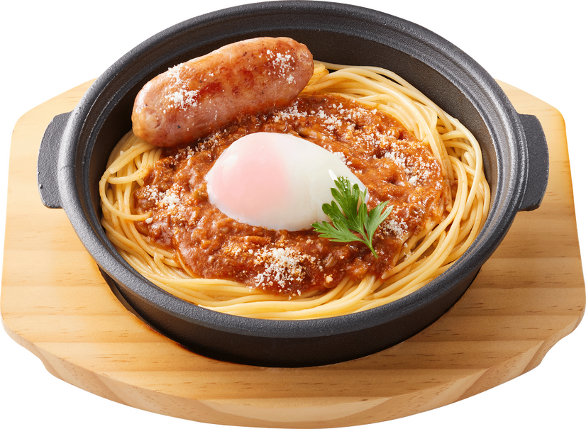 “鉄板パスタ” 粗挽きソーセージと半熟卵のミートソース（税込1,199円）
