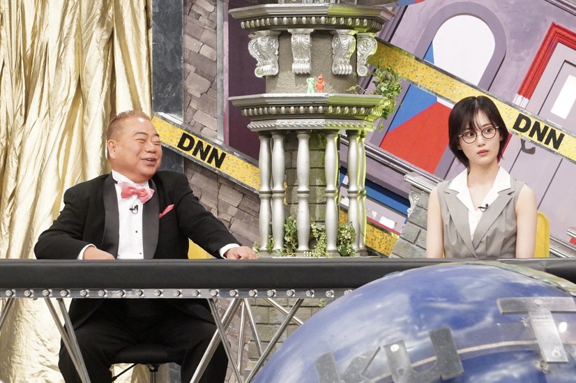 左から）出川哲朗、山下美月『全力！脱力タイムズ』(C) フジテレビ