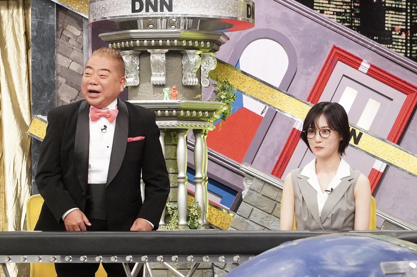 左から）出川哲朗、山下美月『全力！脱力タイムズ』(C) フジテレビ