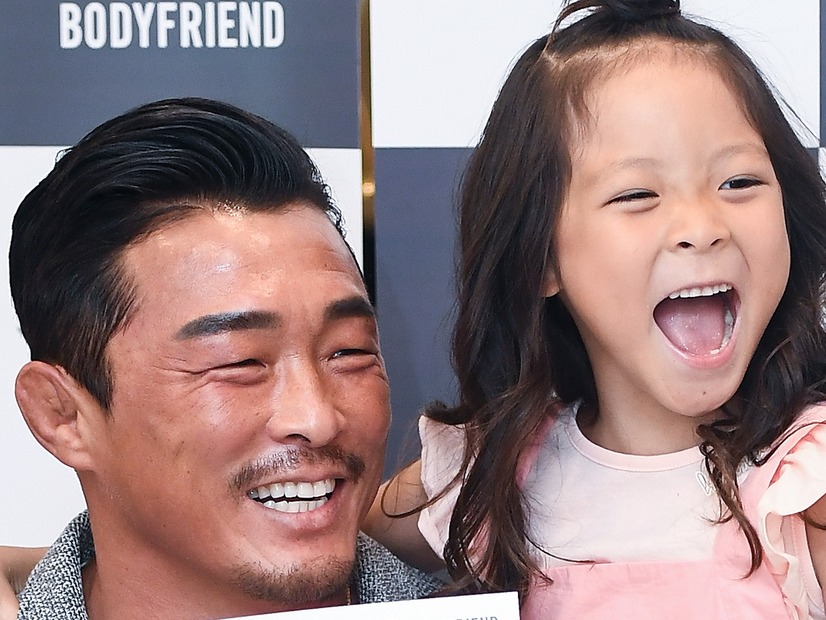 秋山成勲、娘サランちゃん（13）と特別な2SHOT！格別な愛情に心温まる「深く感謝」【PHOTO】