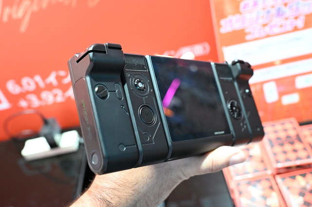 変態すぎるAndroid携帯ゲーム機がTGS2025会場で触れるぞ！！変形構造で２画面OLEDを持つ「ONEXSUGAR SUGAR1」【TGS2025】