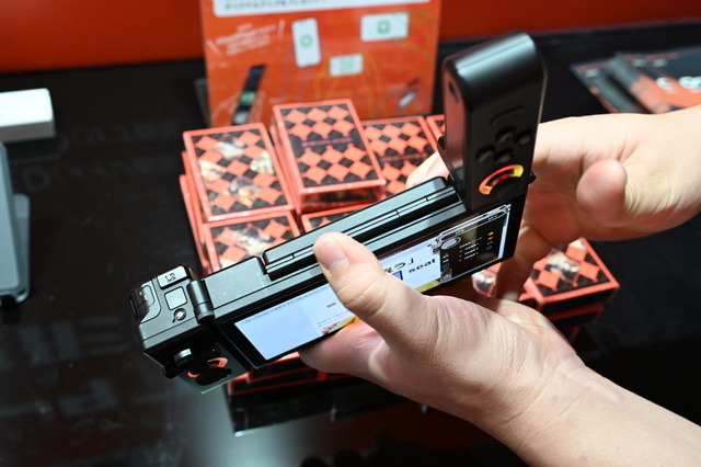 変態すぎるAndroid携帯ゲーム機がTGS2025会場で触れるぞ！！変形構造で２画面OLEDを持つ「ONEXSUGAR SUGAR1」【TGS2025】