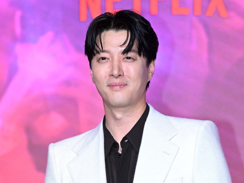 16歳下女優と熱愛のバツイチ俳優イ・ドンゴン、発症率1％の難病に「光を見るのが苦痛」