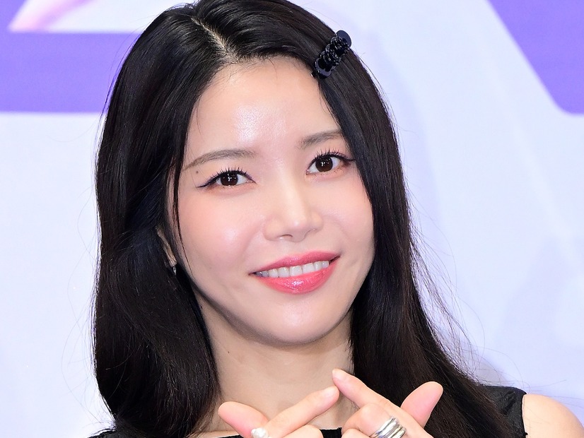 “ピチッ”とボリューム感にドキッ…MAMAMOO・ソラ、透けタンクトップ姿に視線集中【PHOTO】