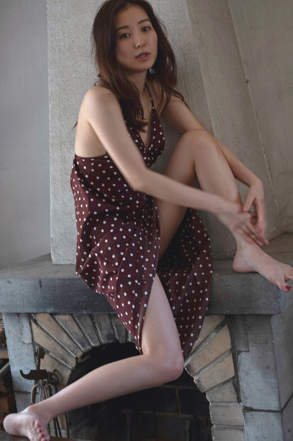 高田里穂3年ぶり写真集『素描』©沢渡 朔／講談社