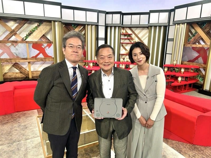 MC２人と開発リーダー・久夛良木健(くたらぎ・けん)さん『新プロジェクトX～挑戦者たち～』（C）NHK