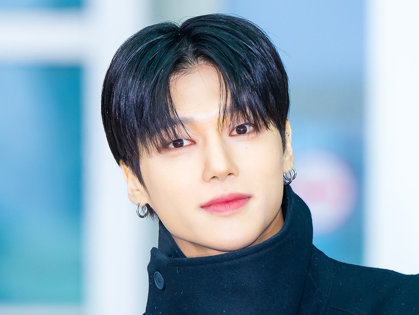 ATEEZ・ウヨン、オールブラックコーデで視線を独占！パリで輝く“ワールドクラス”の風格