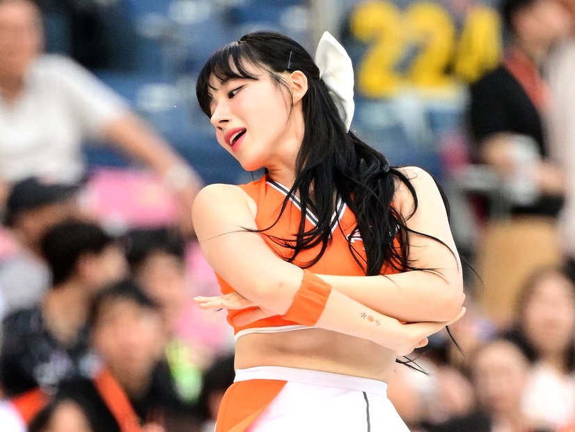 愛称“太もも女神”の韓国チアガール、健康的な美脚全開！しましまトップス＆超短パン姿に釘付け…【PHOTO】