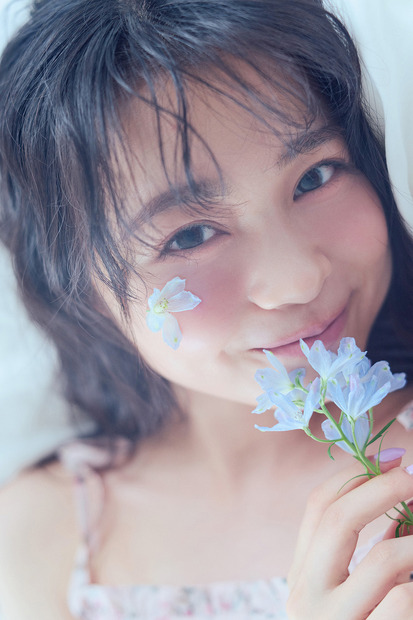 『林芽亜里 anniversary calendar photobook 2026 CELESTINE』©KADOKAWA／写真：藤原宏