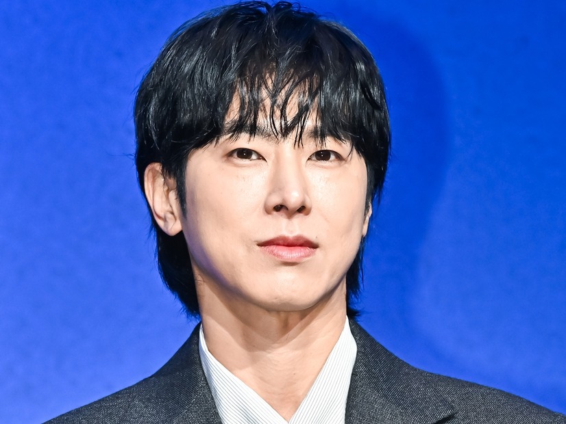 東方神起・ユンホ、端正なビジュアル際立つ“タキシード姿”にファン悶絶「王子様かと思った」【PHOTO】