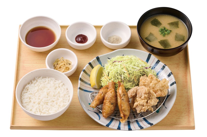 鶏皮餃子と鶏竜田揚げの定食（鶏皮餃子３個・鶏竜田揚げ２個）　970円
