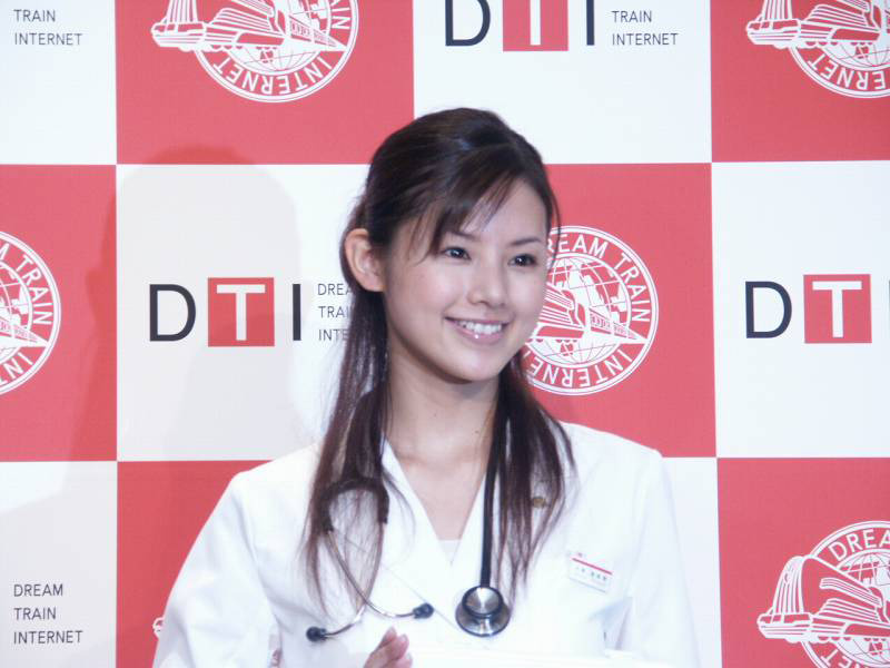 女医姿に着替えて再登場。「ちゅらさん」で魅せた女医姿を、改めて演じることに