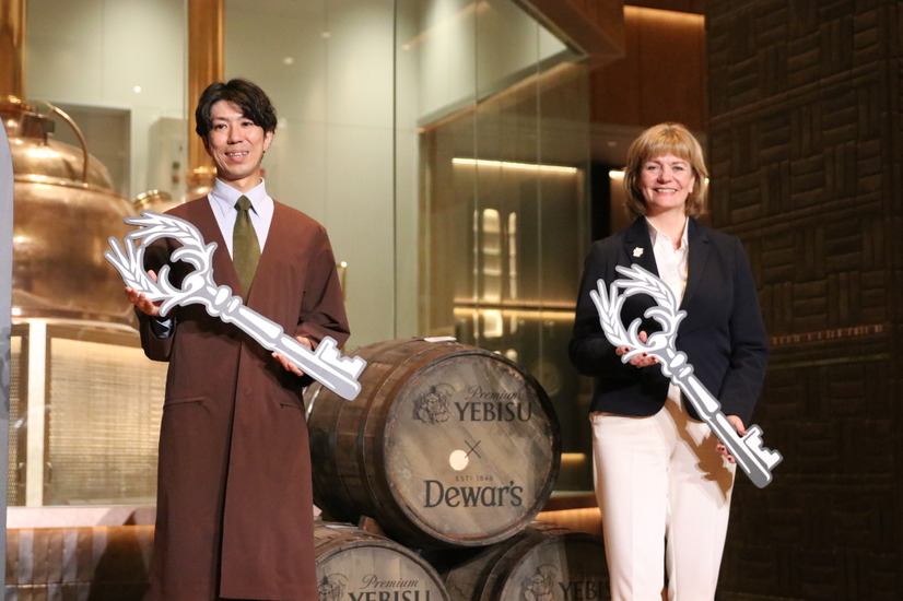 サッポロビール株式会社 ヱビスブランド Chief Experience Brewer 有友亮太氏（左）とデュワーズ マスターブレンダー ステファニー・マクラウド氏（右）【撮影／小松暁子】
