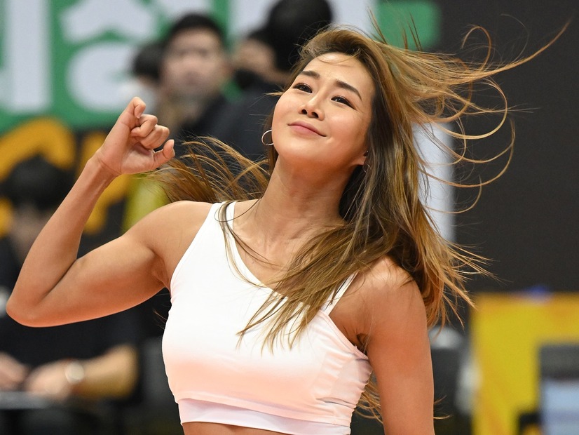 40代と思えない肉体美とバキバキ腹筋！韓国チアガールの“彫刻級”レギンスSHOTにファン虜【PHOTO】