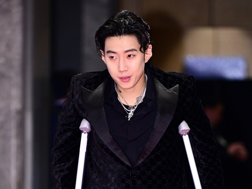 「乳がんチャリティー」名目の乱痴気騒ぎに批判続出！“19禁”ソング歌唱の韓国歌手が謝罪も賛否続く