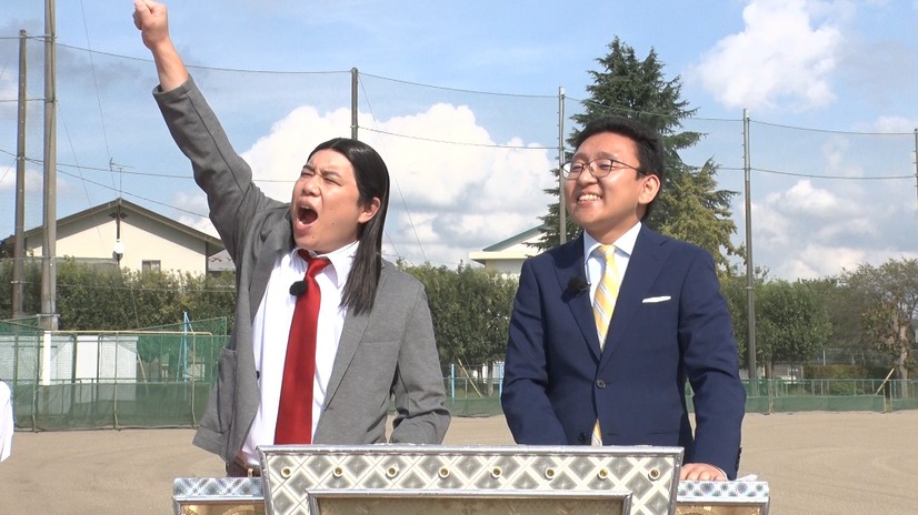 左から）せいや、上垣皓太朗アナウンサー『新しいカギ』（C）フジテレビ