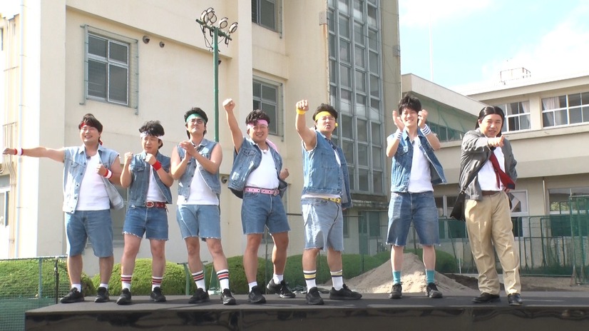 左から）岡部大、秋山寛貴、菊田竜大、松尾駿、長田庄平、粗品、せいや『新しいカギ』（C）フジテレビ