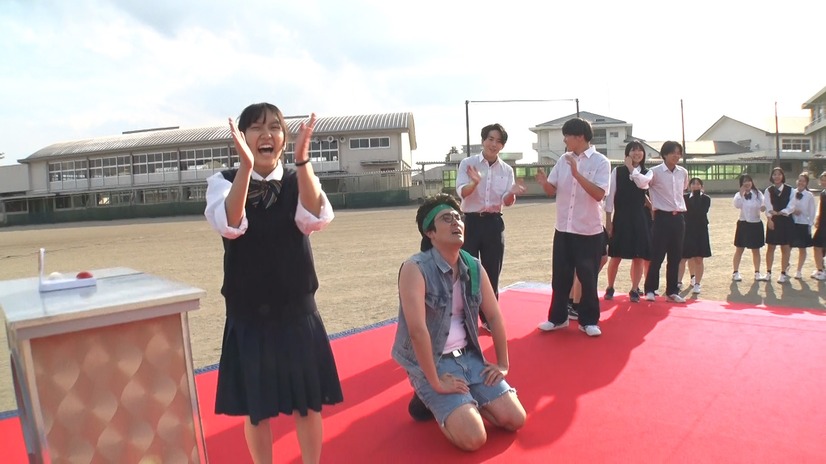 中央）菊田竜大『新しいカギ』（C）フジテレビ