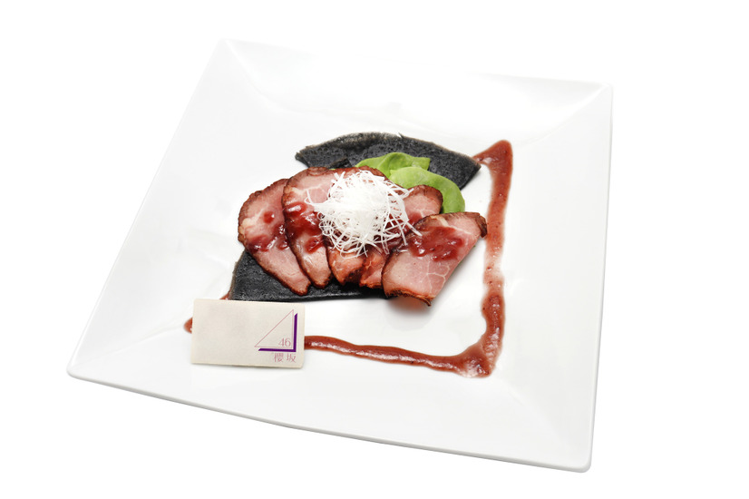 櫻坂46 ブラック＆レッドクレープ／1,580円（税込）