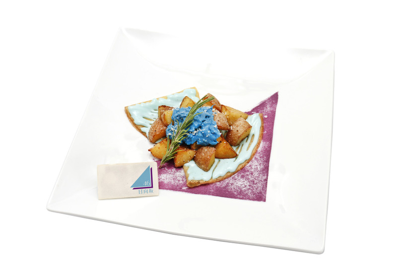 日向坂46 アイリスブルークレープ／1,580円（税込）