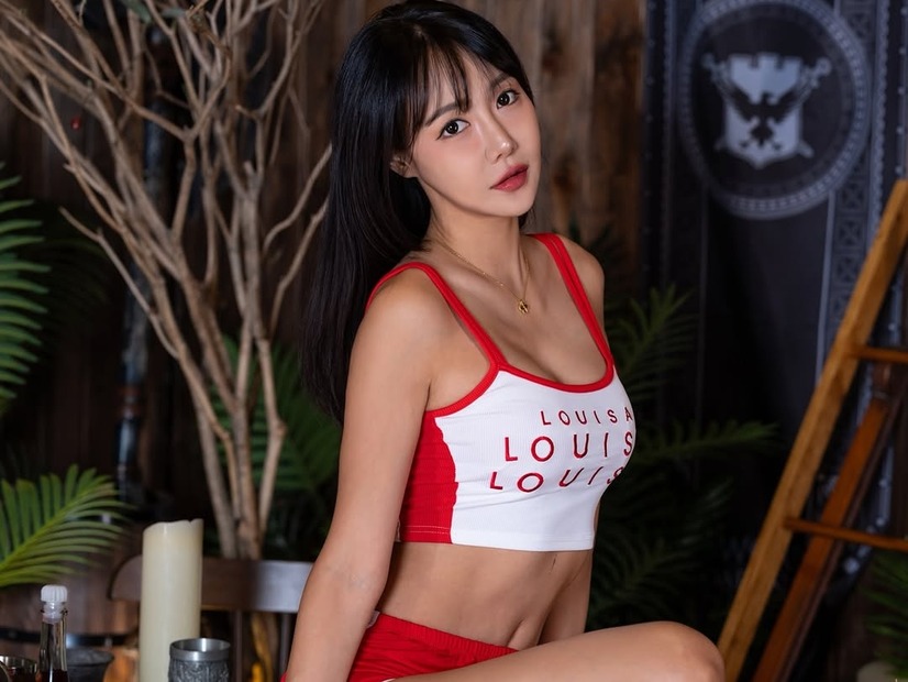 “完璧曲線”がくっきり！韓国の長身レーシングモデル、美しすぎる釣りSHOTで人々を虜に「ビューティフル…」【PHOTO】