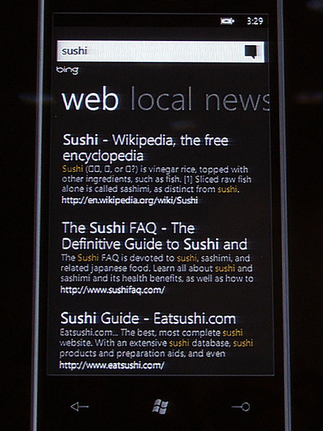 bing検索との統合を強化し、検索窓にキーワードを入力すると、Web、ニュース、GPSと連携したローカル情報検索などが一度に検索される