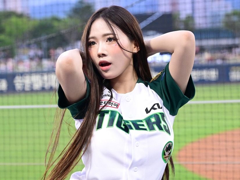 清純ミニスカコーデでも隠せない美スタイル！韓国プロ野球19歳チアのオフSHOTに絶賛「秋の妖精だ！」【PHOTO】