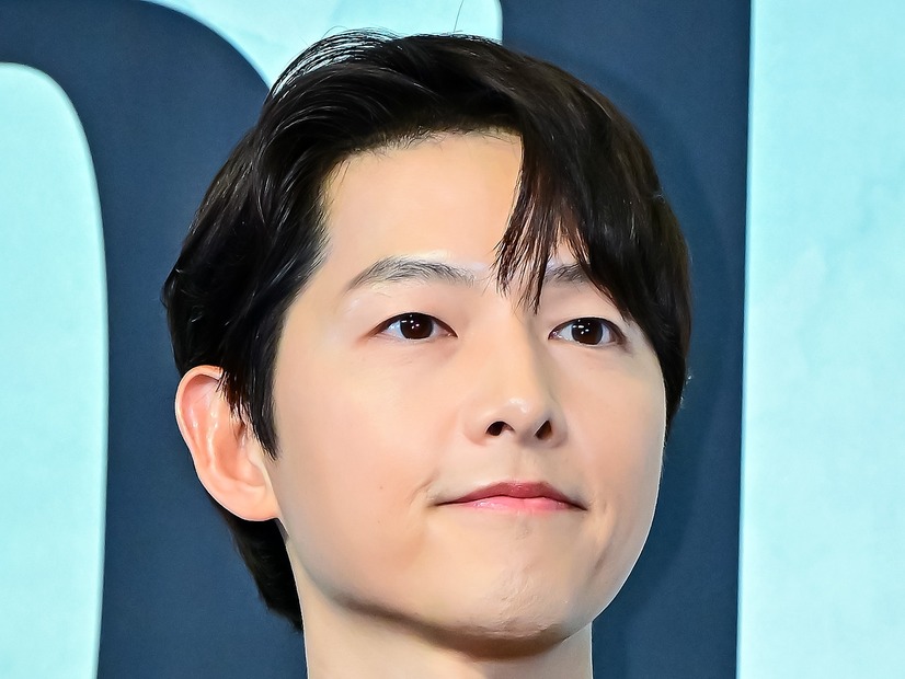 俳優ソン・ジュンギ、観客全員と握手＆名前入り直筆はがき贈る！韓国ファンミを成功裏に終了