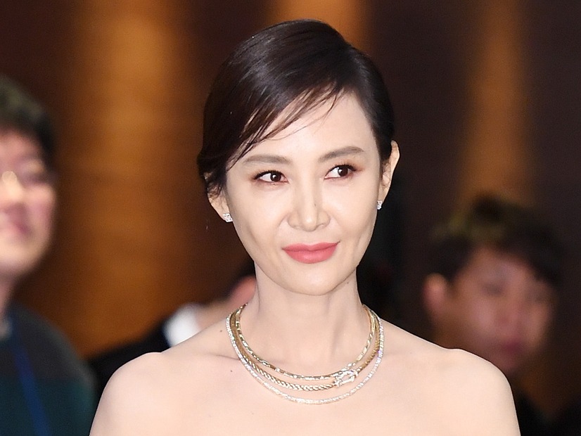 これが“アラ還”の美脚か…!?　網タイツで妖艶さに磨きがかかった韓国熟女優の色気に注目【PHOTO】