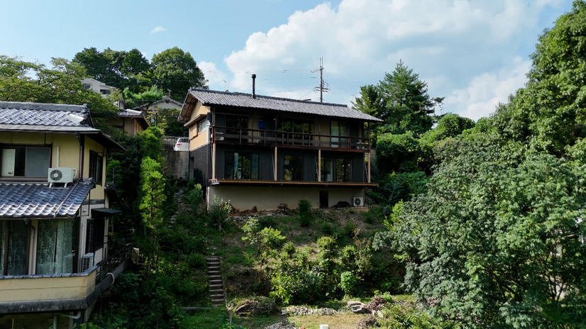 敷地は178坪。斜面に建っているため、リビングダイニングがあるのは２階部分にあたる@MBS_fan