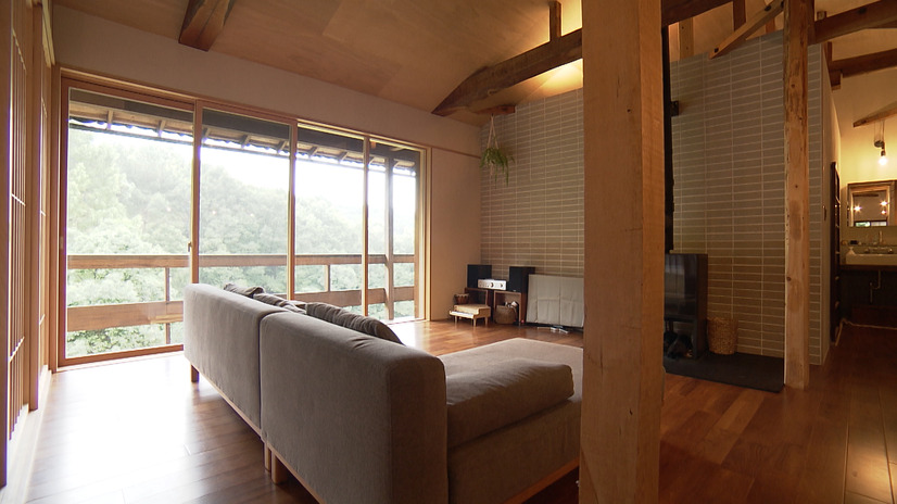 開放的なリビングダイニング。窓からは緑豊かな眺望が広がる@MBS_fan