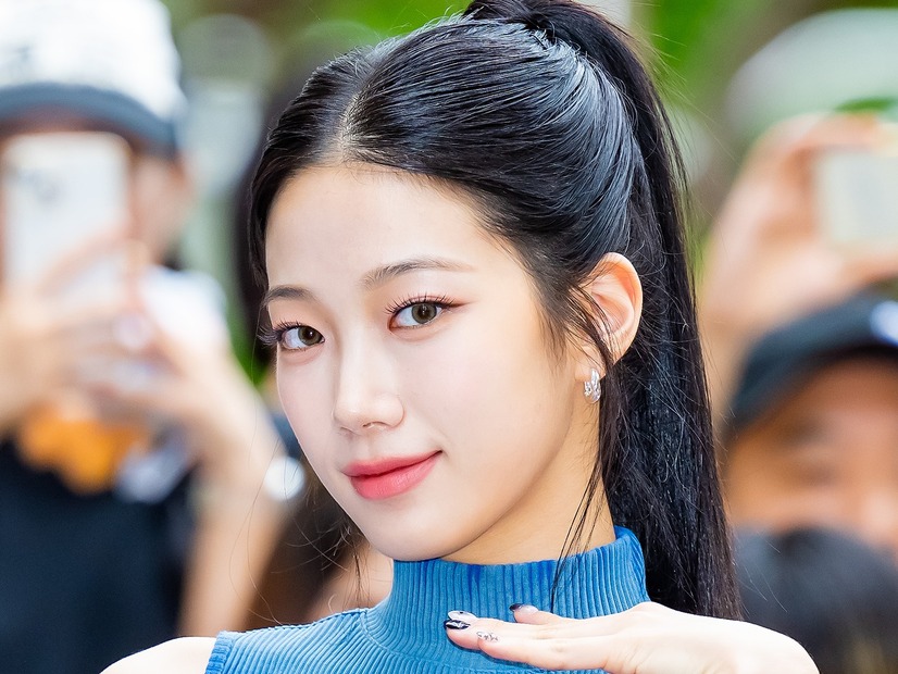 「イ、イケメンすぎる…」LE SSERAFIM・カズハ、“メンズライク”な新ビジュアルに沼落ちファン続出！【PHOTO】