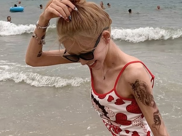 心配になる“極細ウエスト”も…元巨人投手と国民的女優の両親失った韓国インフルエンサー、ソン・フンミンにメロメロ？【PHOTO】