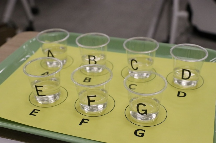 色だけで判断できないよう、黄色の紙にのせられている