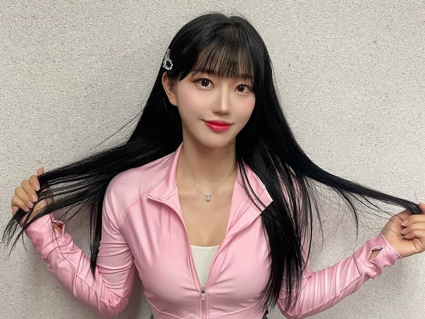 韓国の元OLチア、“美太もも”大胆見せのミニスカ衣装にファン釘付け！「観戦に行く理由ができた」の声【PHOTO】