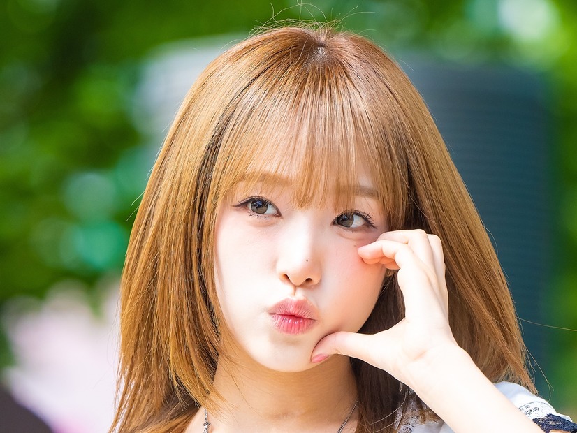 IZ*ONE出身チェ・イェナ、ディズニーシーを満喫！キュートな“耳付き帽”姿にファン歓喜「可愛すぎる」【PHOTO】