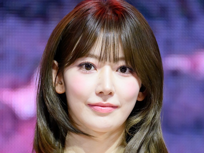 LE SSERAFIM・宮脇咲良、へそチラの“穴あき”トップス姿に反響続々「一目惚れしました…」【PHOTO】