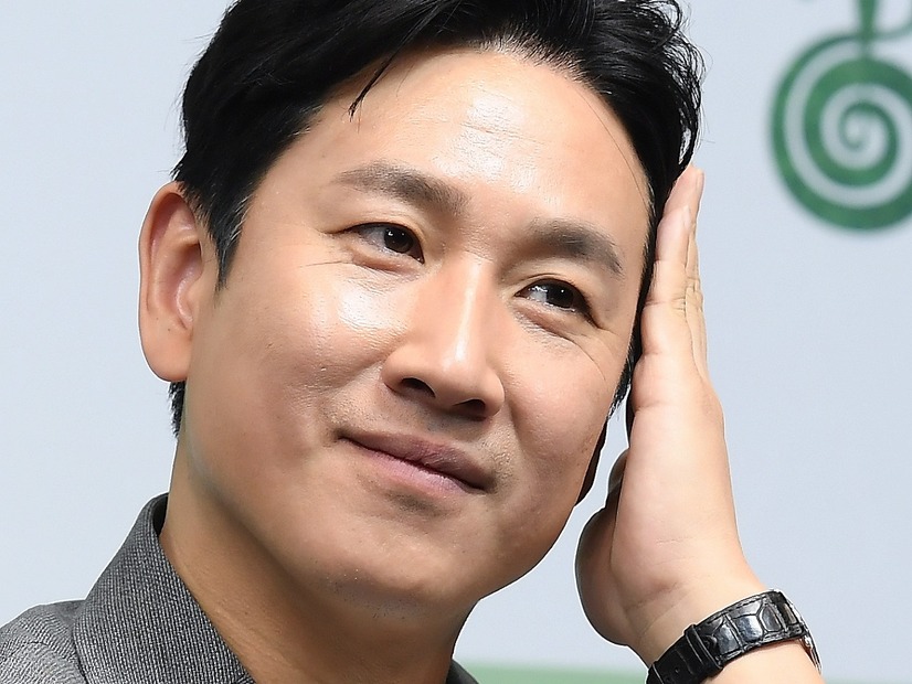 「公私を区分できなかった」『パラサイト』俳優イ・ソンギュンさんの捜査情報流出の警察官、懲役3年求刑