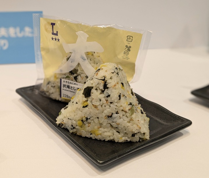 大きなおにぎり 沢庵としそわかめ＠撮影：渡邉